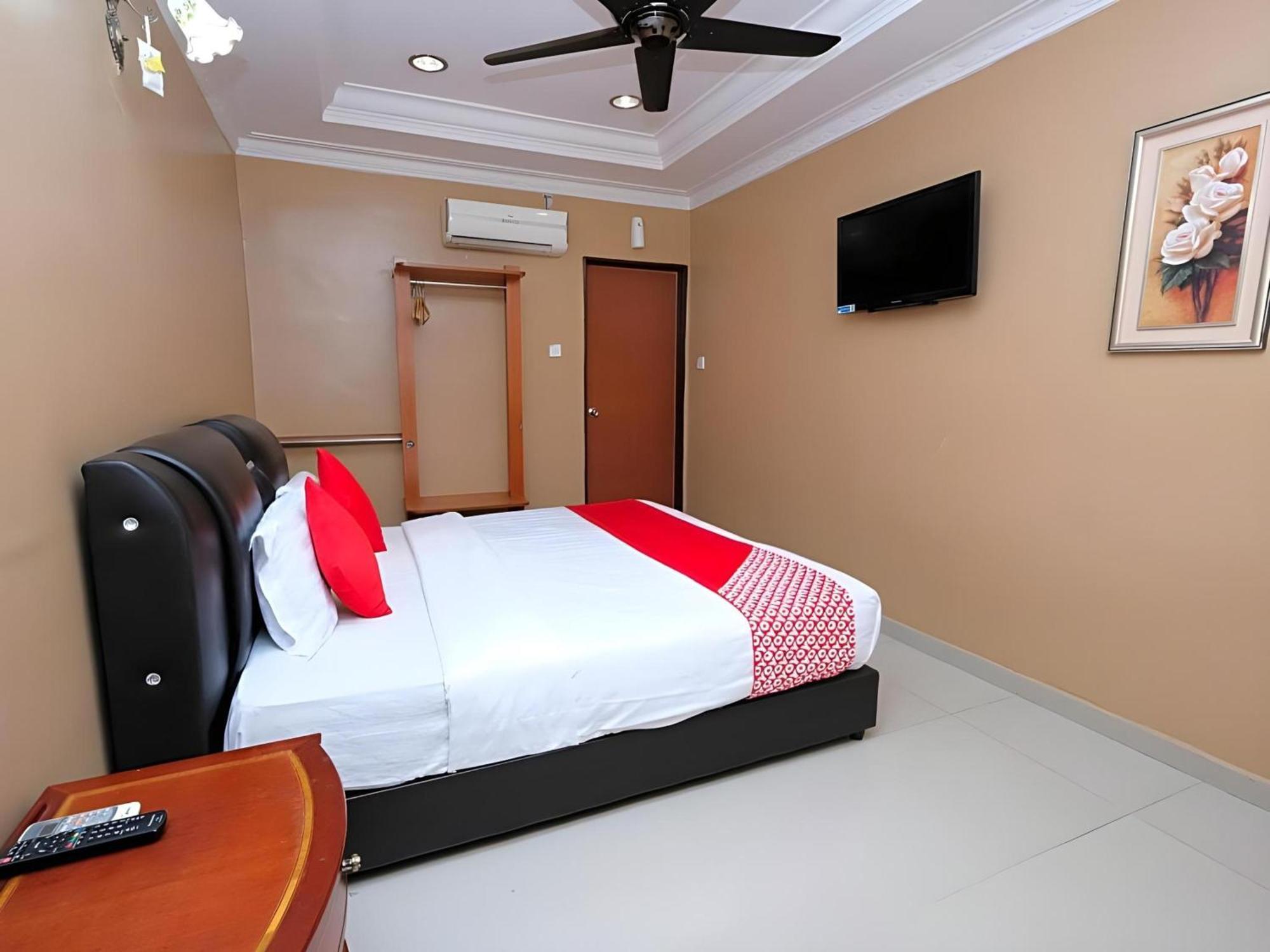 Super Oyo 707 Ayuni Hotel Bangi Exterior photo